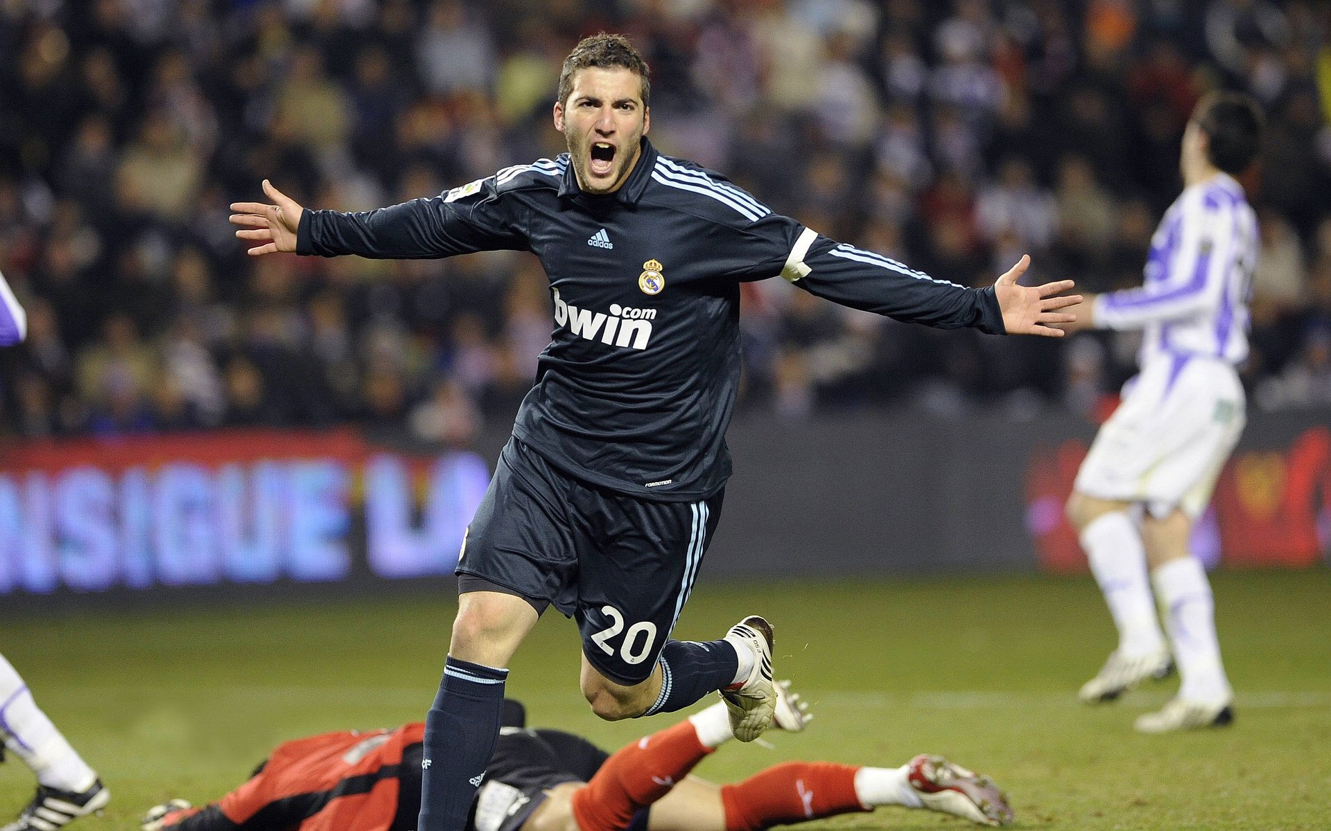 爱游戏app下载-国足比赛高压逼抢执行力度分析，足球高压战术